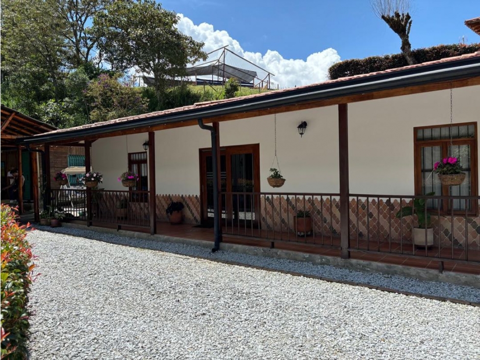 HERMOSA CASA TRADICIONAL EN VENTA EN EL CARMEN DE VÍBORAL. Oportunidad