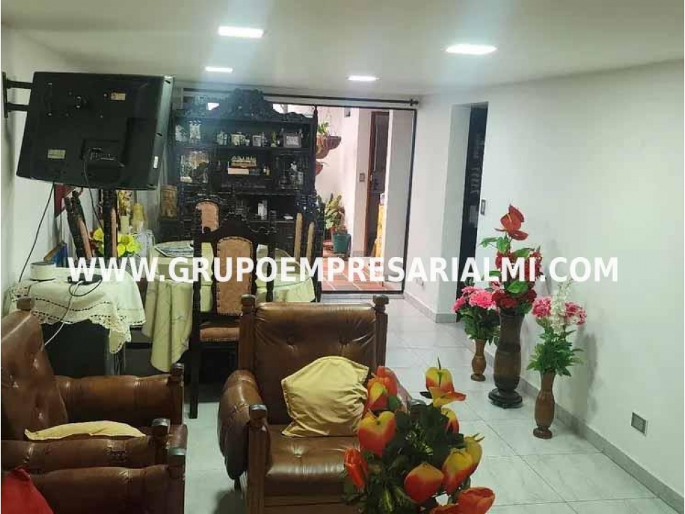 HERMOSA CASA UNIFAMILIAR EN VENTA - SECTOR LOMA LOS BERNAL COD: 33157