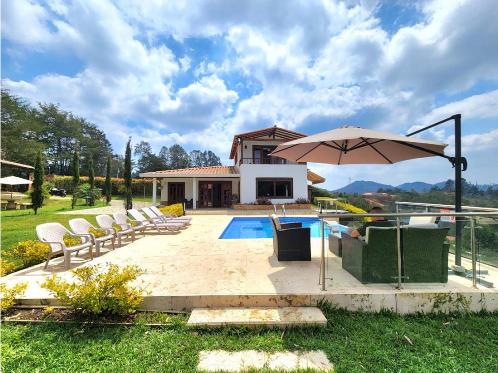HERMOSA FINCA CON PISCINA.