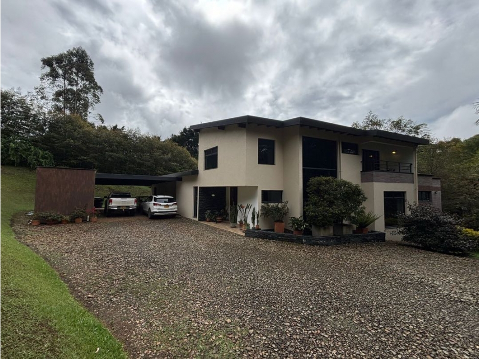 Hermosa finca en unidad cerrada vía San Antonio La Ceja