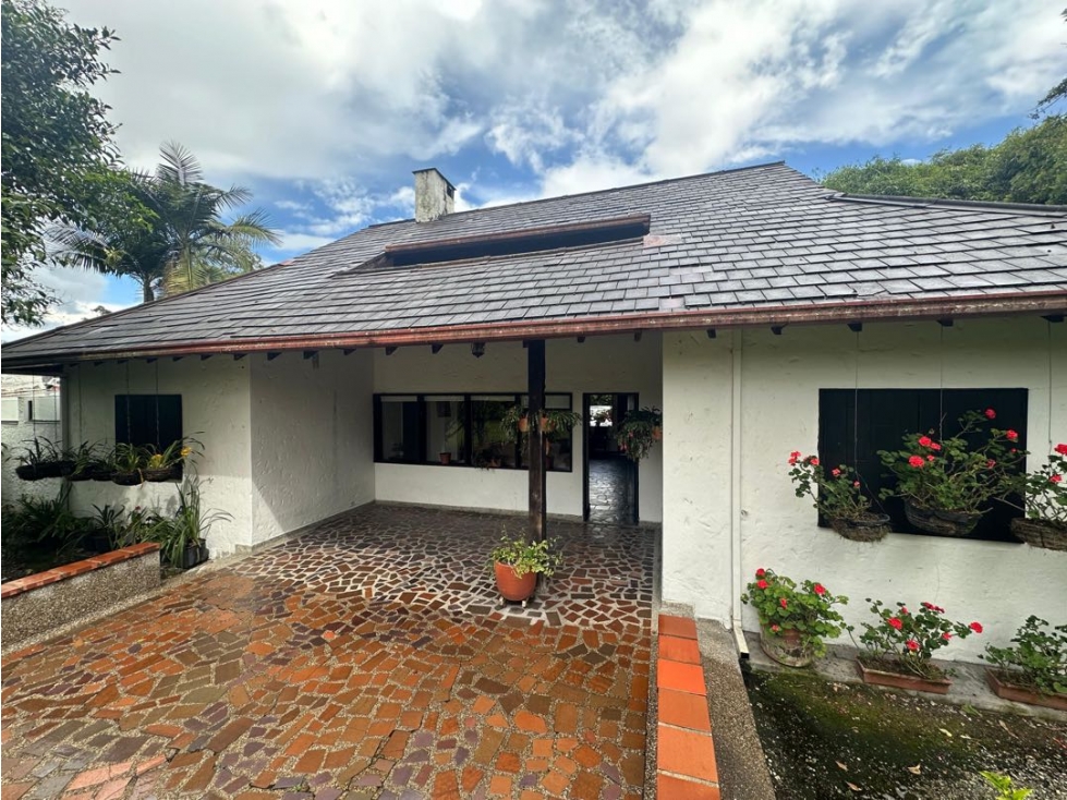 Hermosa finca sobre la vía Llanogrande aeropuerto altura estatua Mahad