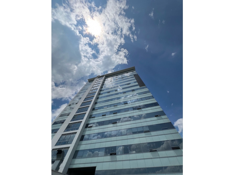 Hermosa oficina para la venta en S48 al lado del CC Mayorca. Piso alto