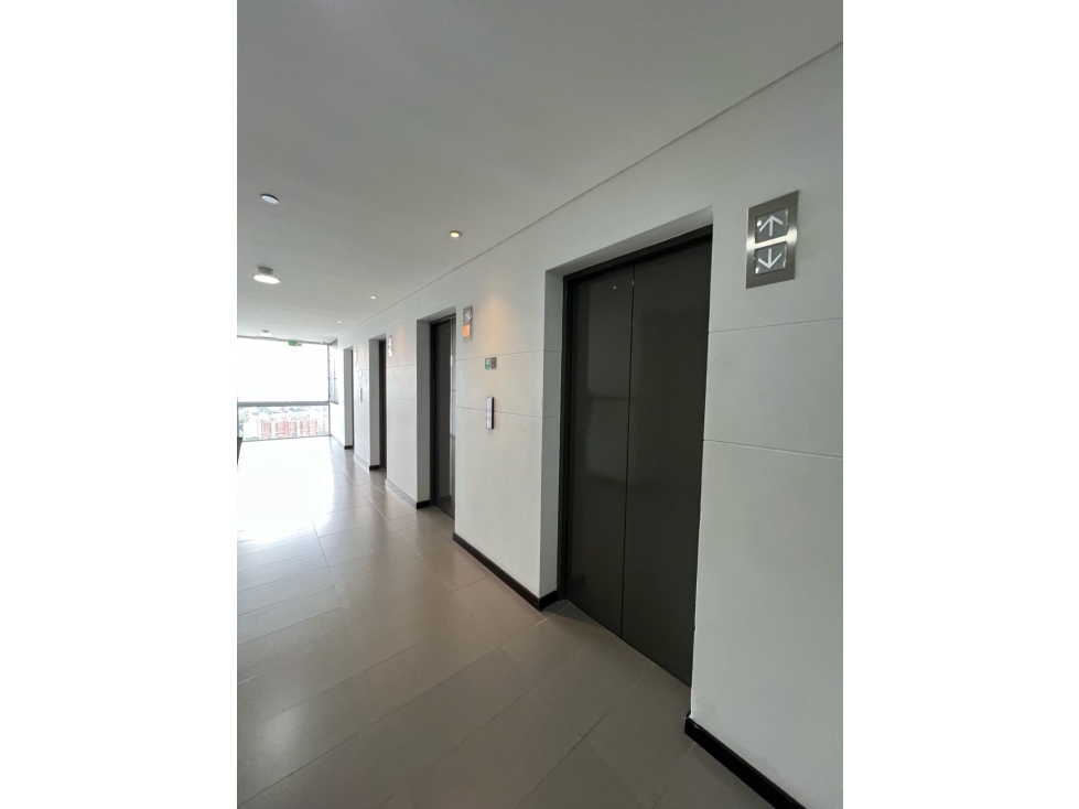 Hermosa oficina para la venta en S48 al lado del CC Mayorca. Piso alto — foto 3