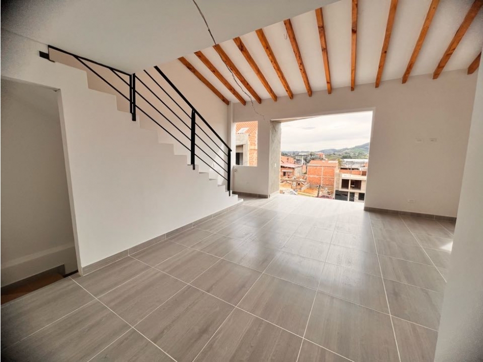 HERMOSO APARTAMENTO CON MANSARDA EN VENTA CON EXCELENTE UBICACIÓN — foto 2