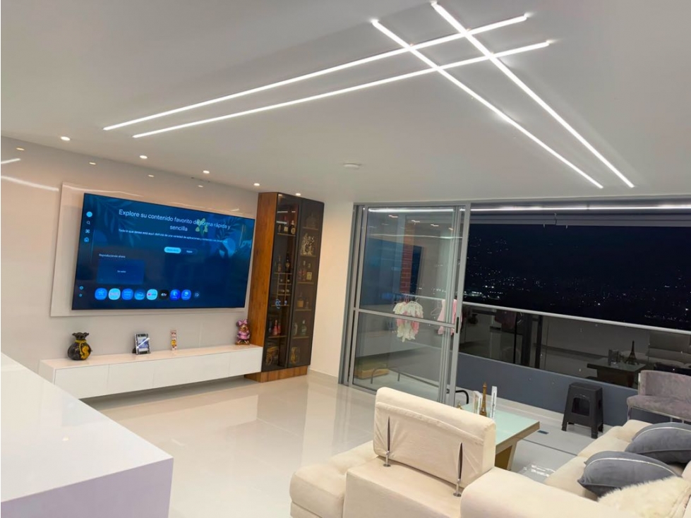 HERMOSO APARTAMENTO EN EL POBLADO PISO ALTO SECTOR CIUDAD DEL RIO