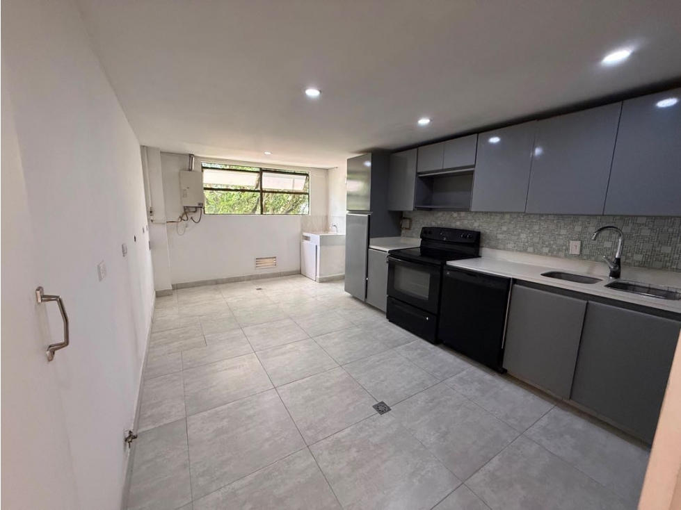 HERMOSO APARTAMENTO EN EL POBLADO SECTOR ALEJANDRÍA PARA REMODELAR — foto 3