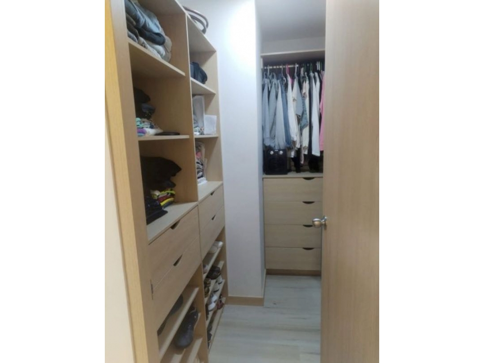 HERMOSO APARTAMENTO EN ENVIGADO CERCA A CITY PLAZA PISO ALTO — foto 2