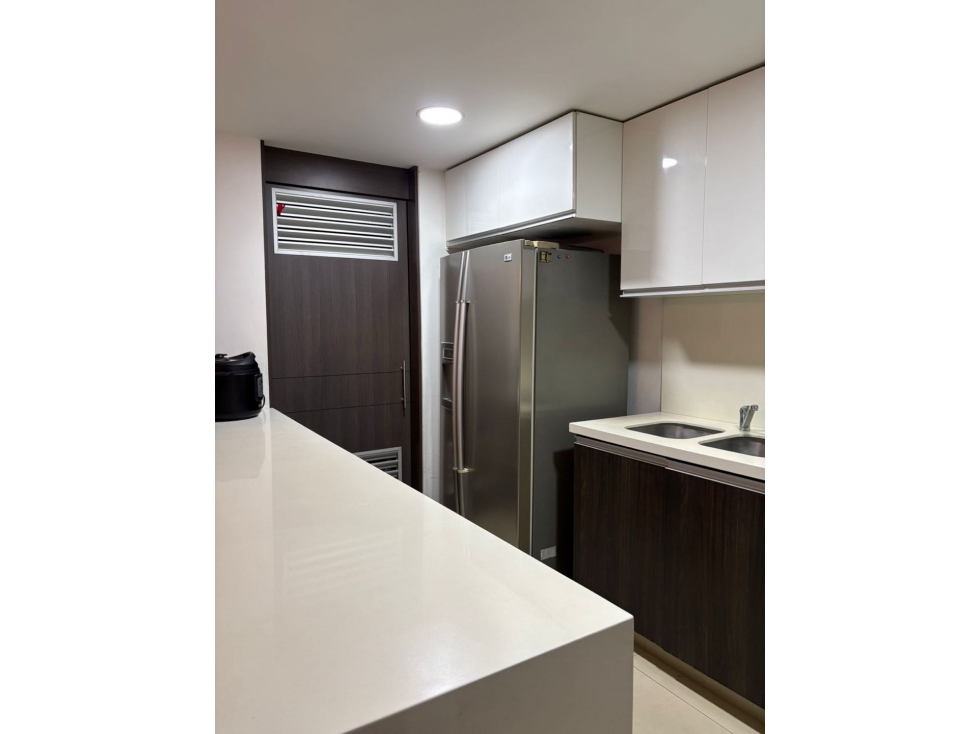 HERMOSO APARTAMENTO EN ENVIGADO LOMA DE LAS BRUJAS PISO BAJO — foto 2