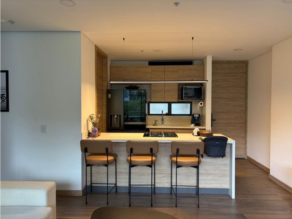 HERMOSO APARTAMENTO EN ENVIGADO SECTOR LOMA DEL ESCOBERO PISO BAJO