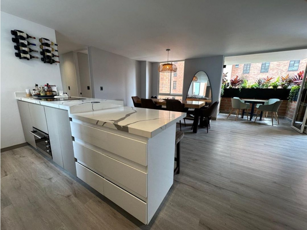 HERMOSO APARTAMENTO REMODELADO CERCA A LA AV DEL POBLADO Y PROVENZA
