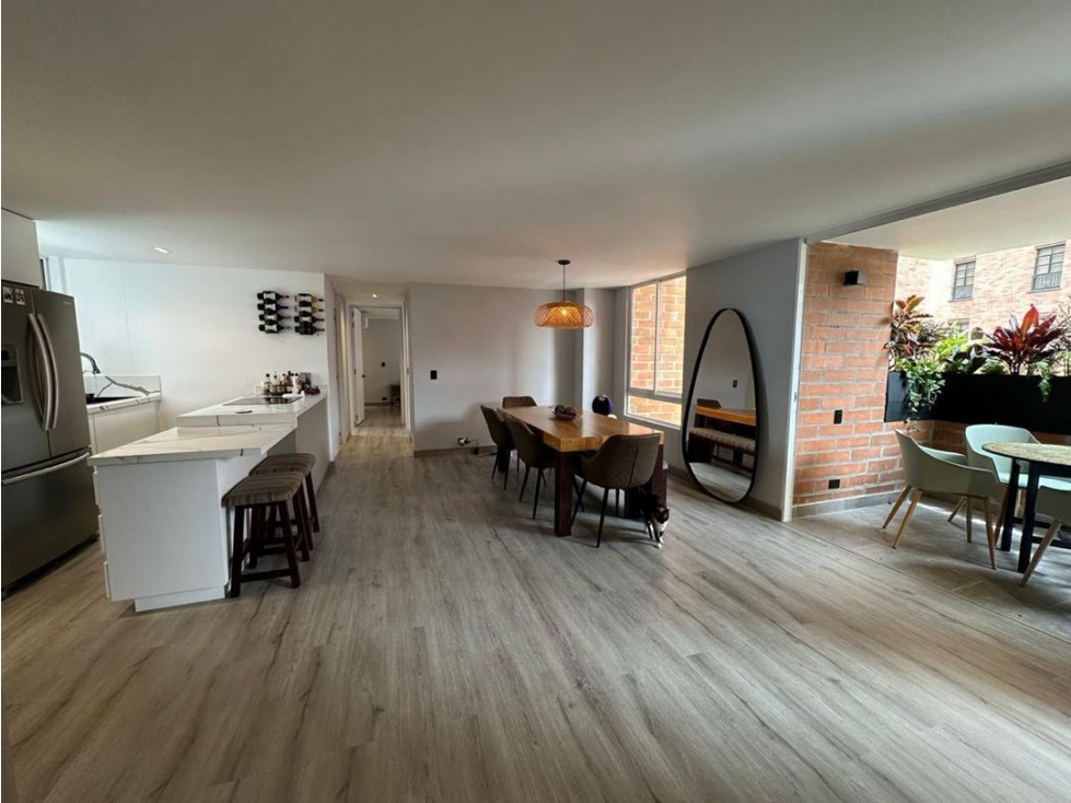 HERMOSO APARTAMENTO REMODELADO CERCA A LA AV DEL POBLADO Y PROVENZA — foto 2