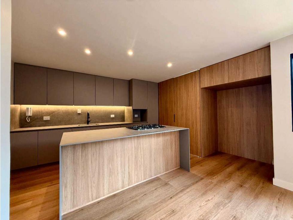 HERMOSO APARTAMENTO REMODELADO TOTALMENTE LOMA ALEJANDRIA — foto 2