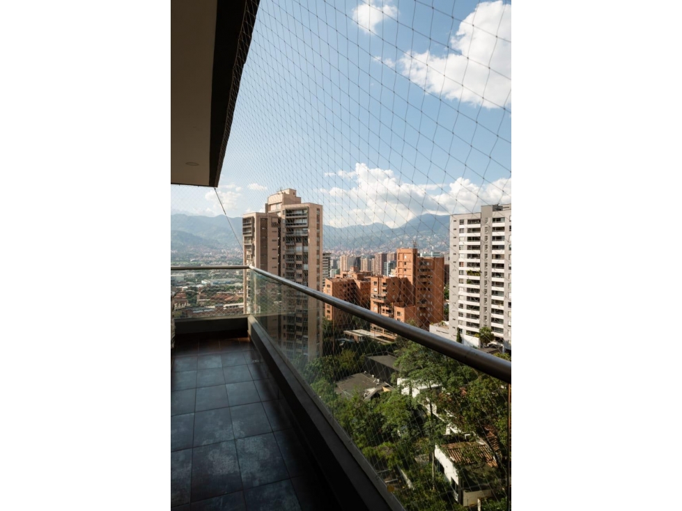 HERMOSO APTO DUPLEX EN EL POBLADO. PISO 12.