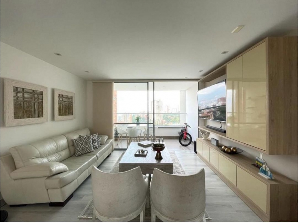 HERMOSO APTO EN ENVIGADO. LOMA DEL CHOCHO. CERCA AL MALL TERRACINA.