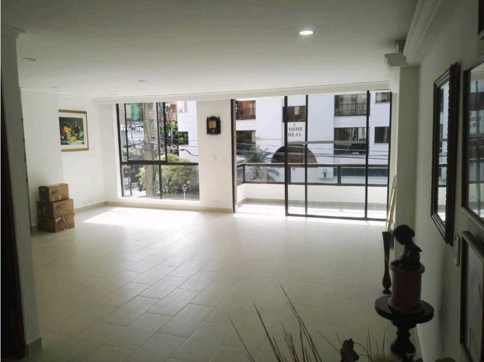 HERMOSO APTO EN LAURELES.