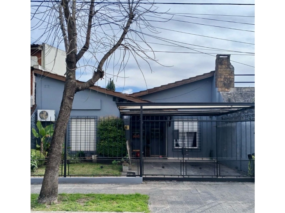 HERMOSO CHALET CASTELAR SUR. A METROS AVENIDA ZEBALLOS