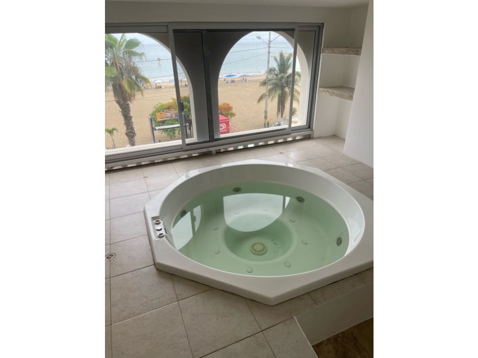 Hermoso Dpto Remodelado con Jacuzzi Frente al Mar en Chipipe - 1