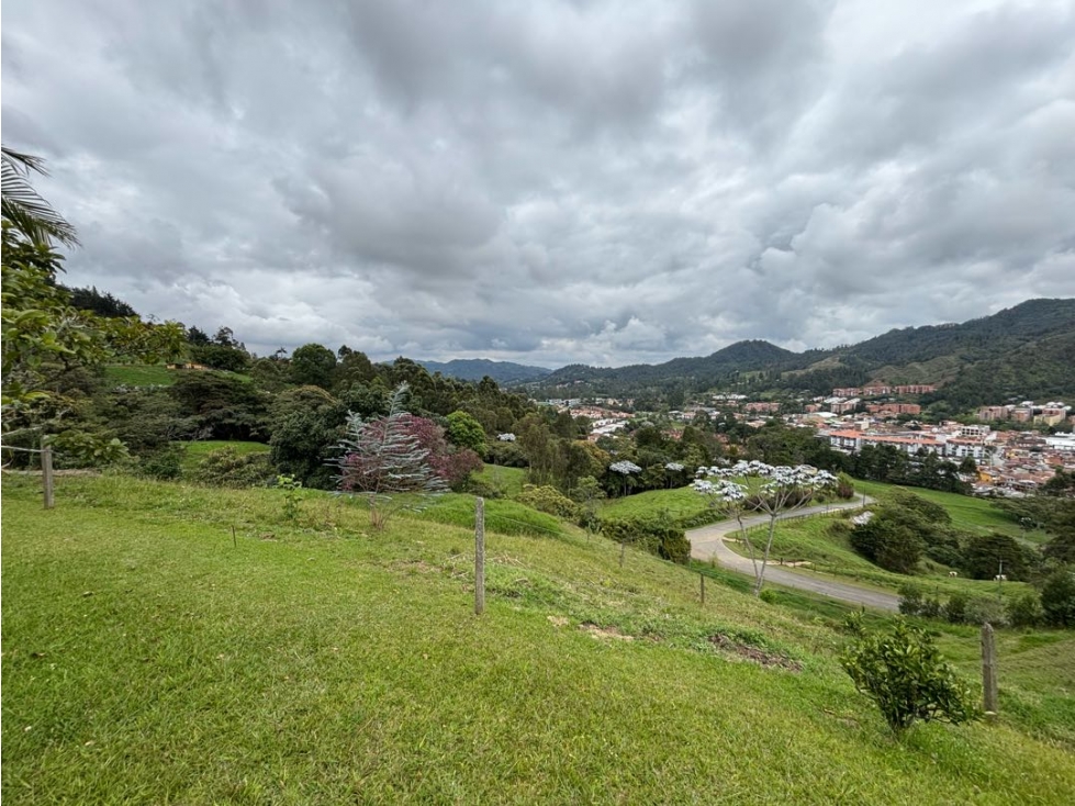 HERMOSO LOTE CON VISTA AL RETIRO EN UNIDAD CERRADA MIRADOR DEL RETIRO — foto 2