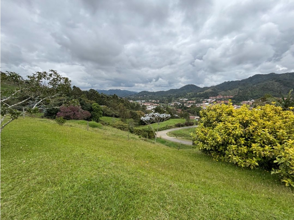 HERMOSO LOTE CON VISTA AL RETIRO EN UNIDAD CERRADA MIRADOR DEL RETIRO — foto 4