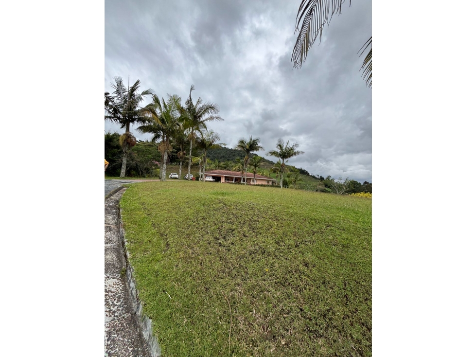 HERMOSO LOTE CON VISTA AL RETIRO EN UNIDAD CERRADA MIRADOR DEL RETIRO — foto 5