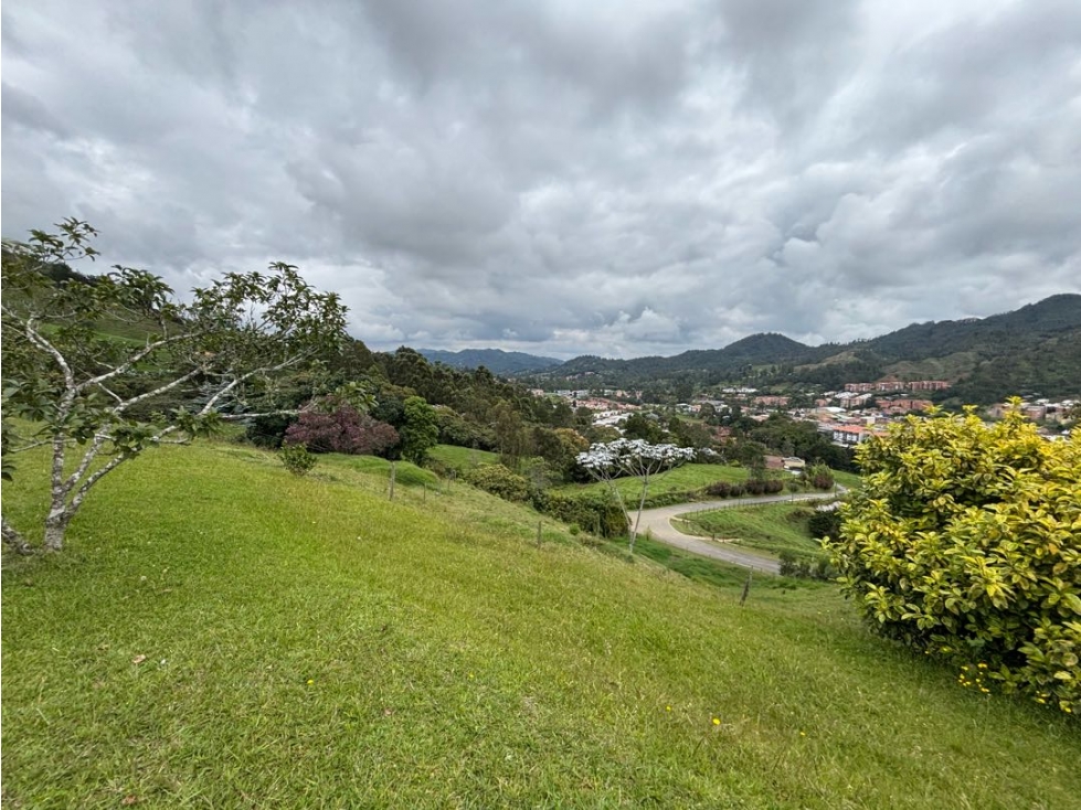 HERMOSO LOTE CON VISTA AL RETIRO EN UNIDAD CERRADA MIRADOR DEL RETIRO — foto 6