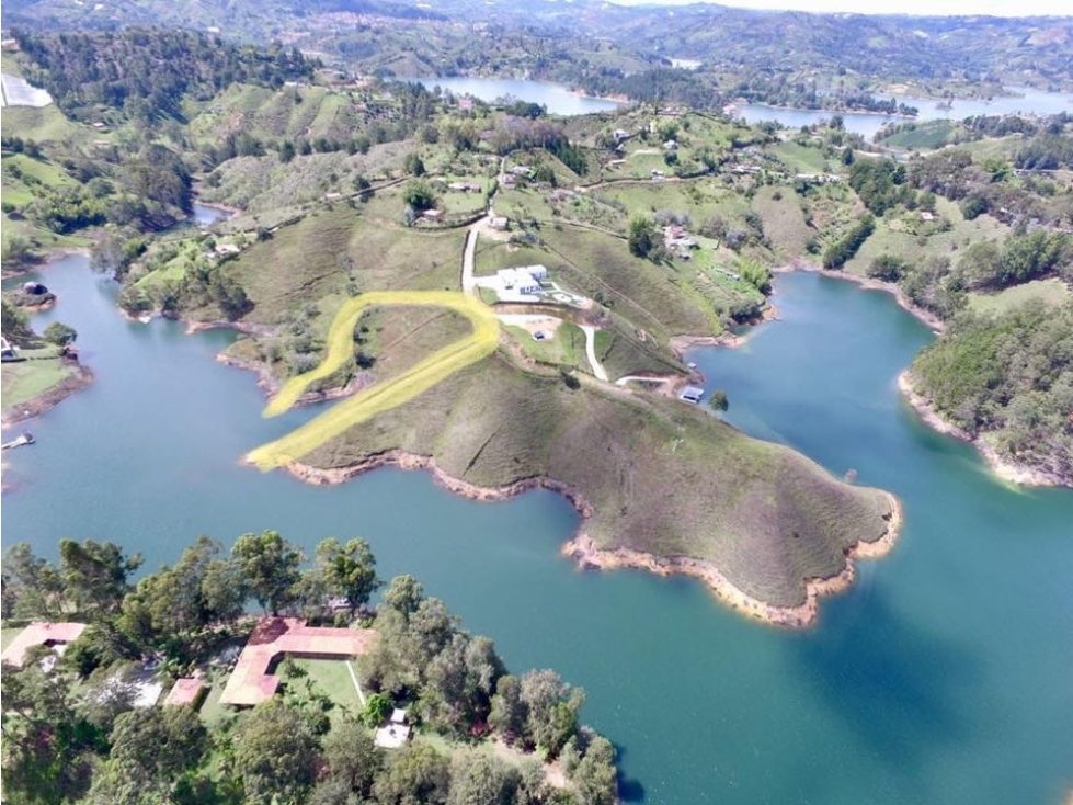 HERMOSO LOTE EN GUATAPÉ EN UNIDAD CERRADA — foto 3