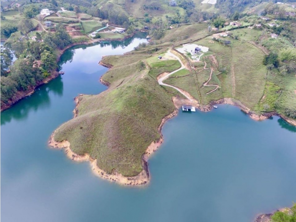 HERMOSO LOTE EN GUATAPÉ EN UNIDAD CERRADA — foto 5