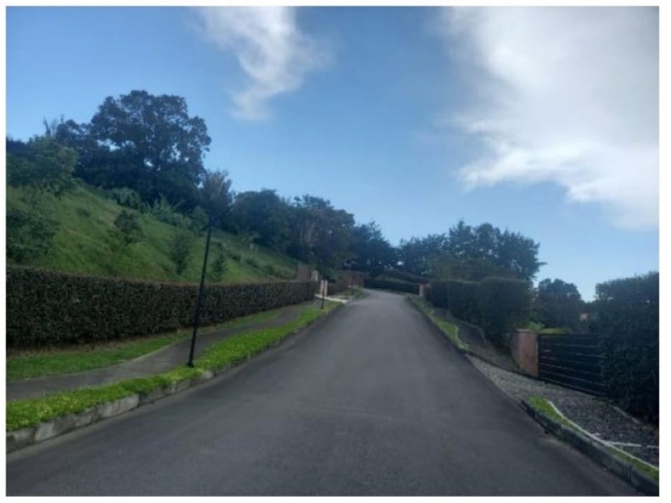 HERMOSO LOTE EN VENTA EN EXCLUSIVA PARCELACIÓN SOBRE A LA VÍA LA CEJA — foto 2