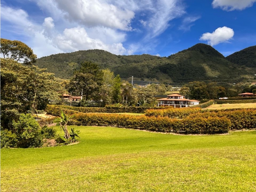 HERMOSO LOTE ESQUINERO INDEPENDIENTE EN VENTA EN PARCELACIÓN. Ganga