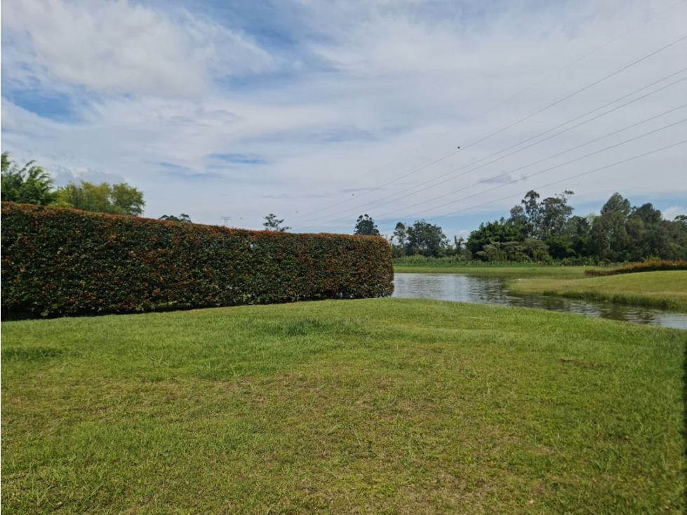 Hermoso lote Llanogrande vía aeropuerto totalmente plano con lago — foto 6
