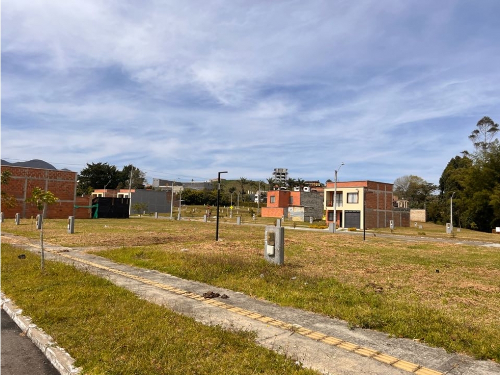 HERMOSO LOTE URBANO UNIFAMILIAR EN VENTA CON EXCELENTE UBICACIÓN - 2