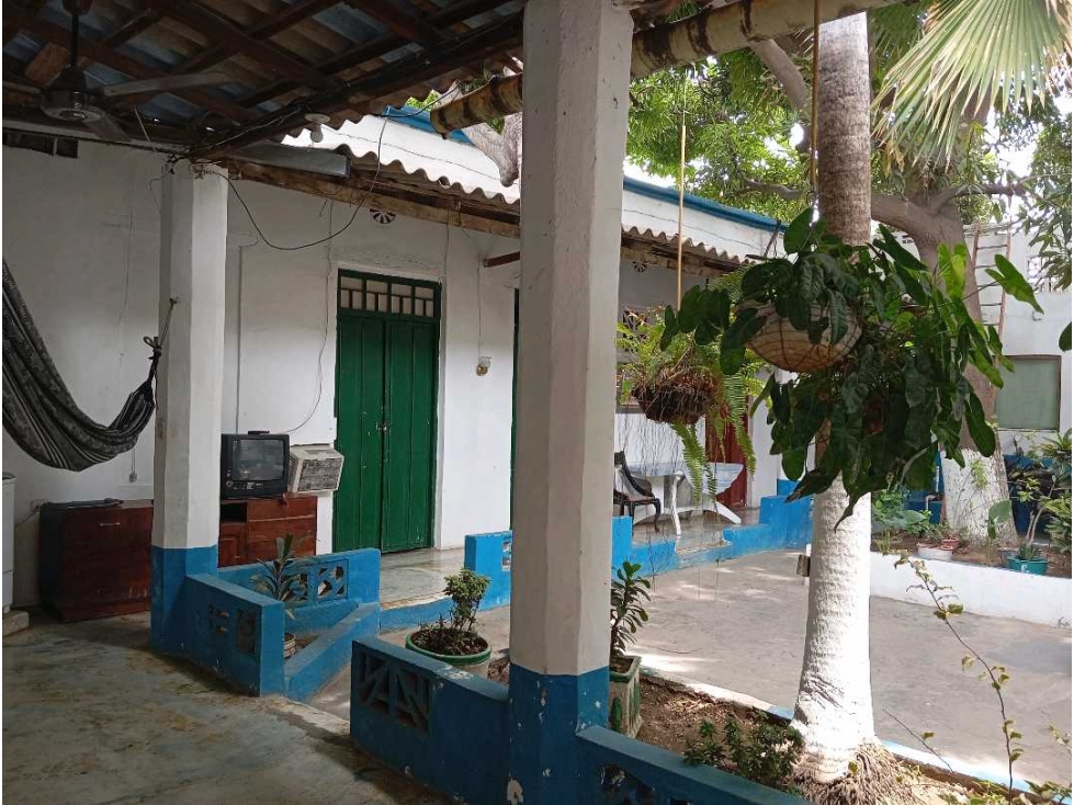 Hostal para remodelar cerca al parque de los novios y la bahía