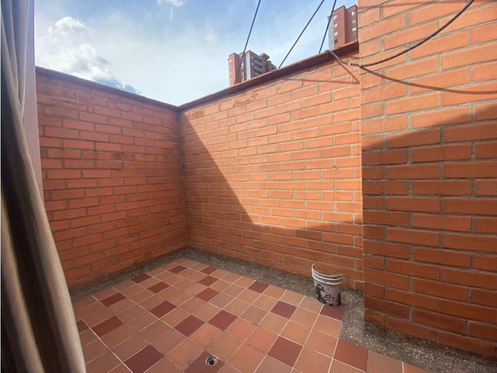 HREMOSO PENTHOUSE EN EL POBLADO LOMA DEL INDIO PISO ALTO LINDA VISTA — foto 2