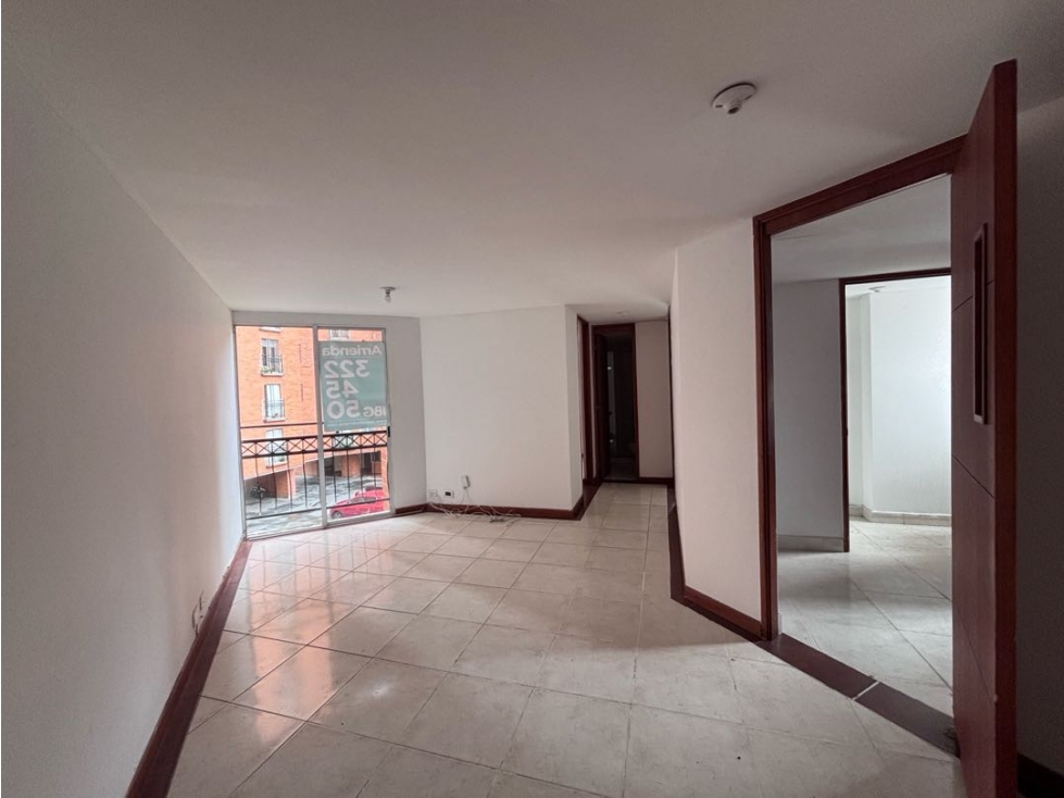 Iluminado apartamento en unidad completa en Los Bernal para arriendo