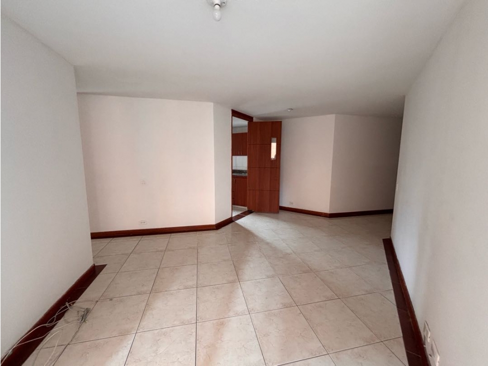 Iluminado apartamento en unidad completa en Los Bernal para arriendo — foto 3