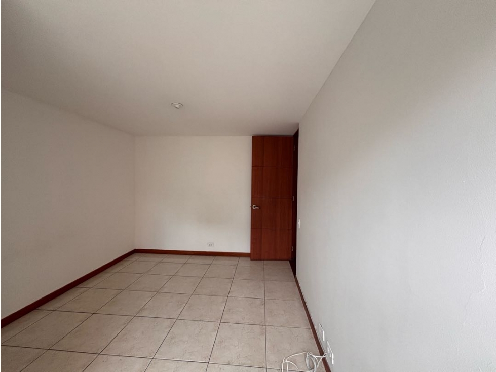 Iluminado apartamento en unidad completa en Los Bernal para arriendo — foto 6