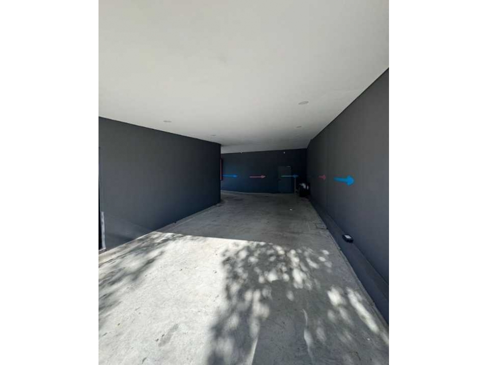 Importante local comercial c/ estacionamiento propio. - 2