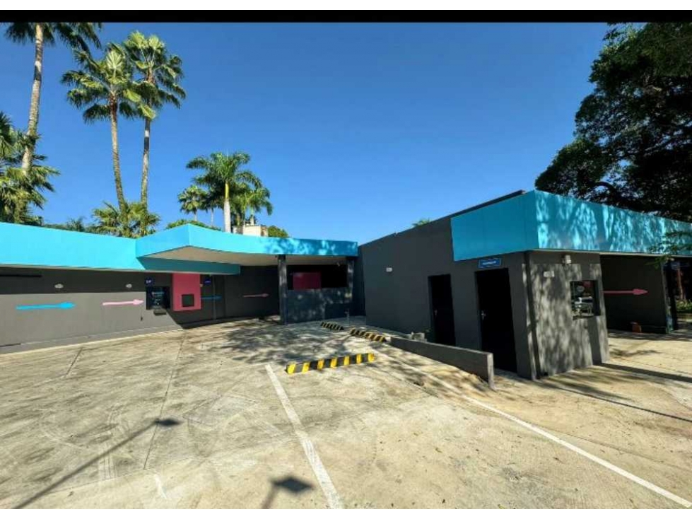 Importante local comercial c/ estacionamiento propio. - 3