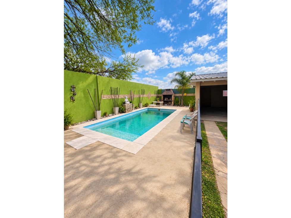 IMPORTANTE PROPIEDAD EN COSTA AZUL 2 CASAS + DPTO, PILETA Y GRAN PARQU — foto 2