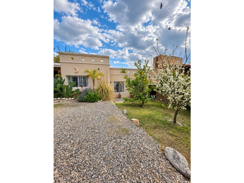 IMPORTANTE PROPIEDAD EN COSTA AZUL 2 CASAS + DPTO, PILETA Y GRAN PARQU