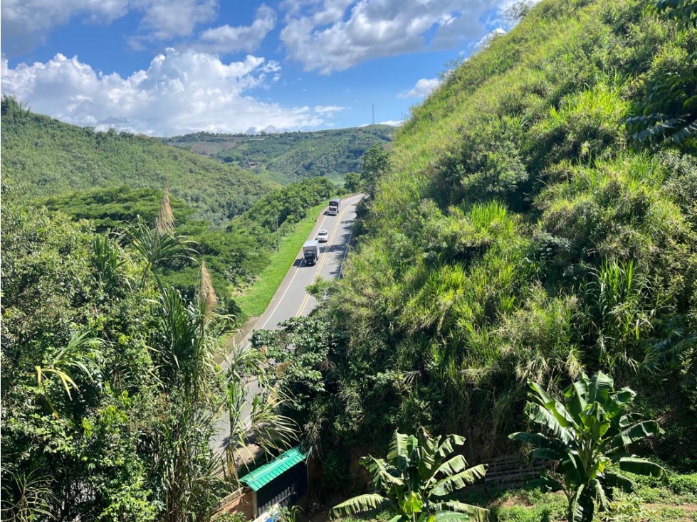 IMPRESIONANTE FINCA CON TERRENO AGRÍCOLA — foto 3