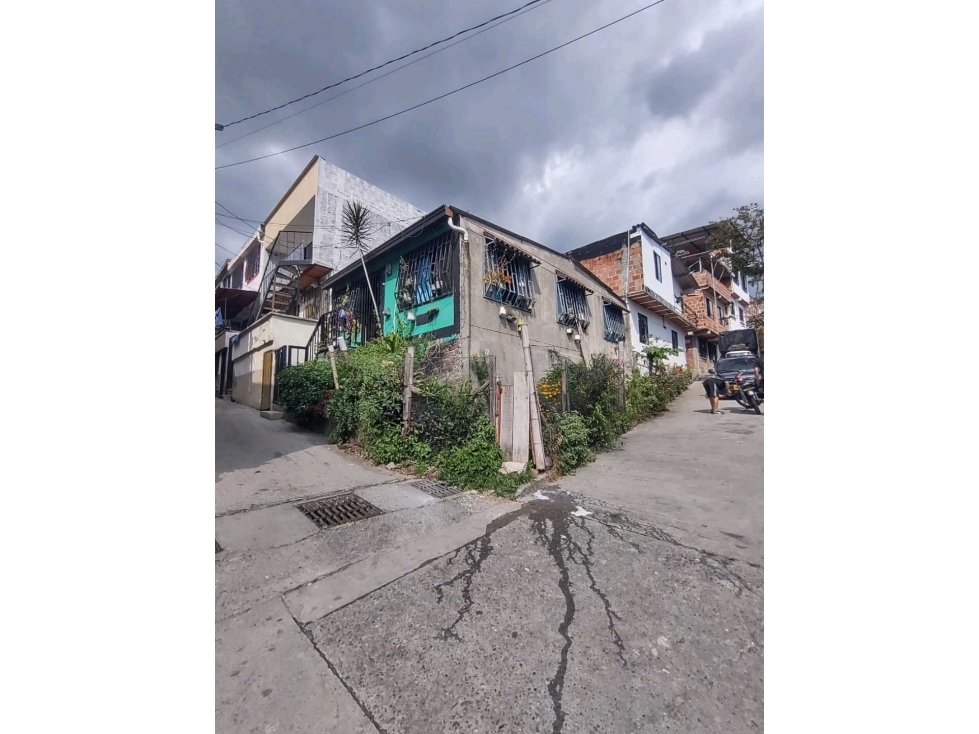 Venta de Casa Esquinera en Cuba - Potencial para 3 Niveles. — foto 2