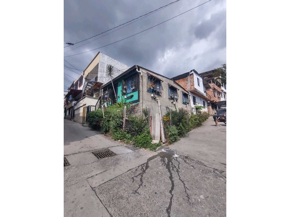 Venta de Casa Esquinera en Cuba - Potencial para 3 Niveles. — foto 3