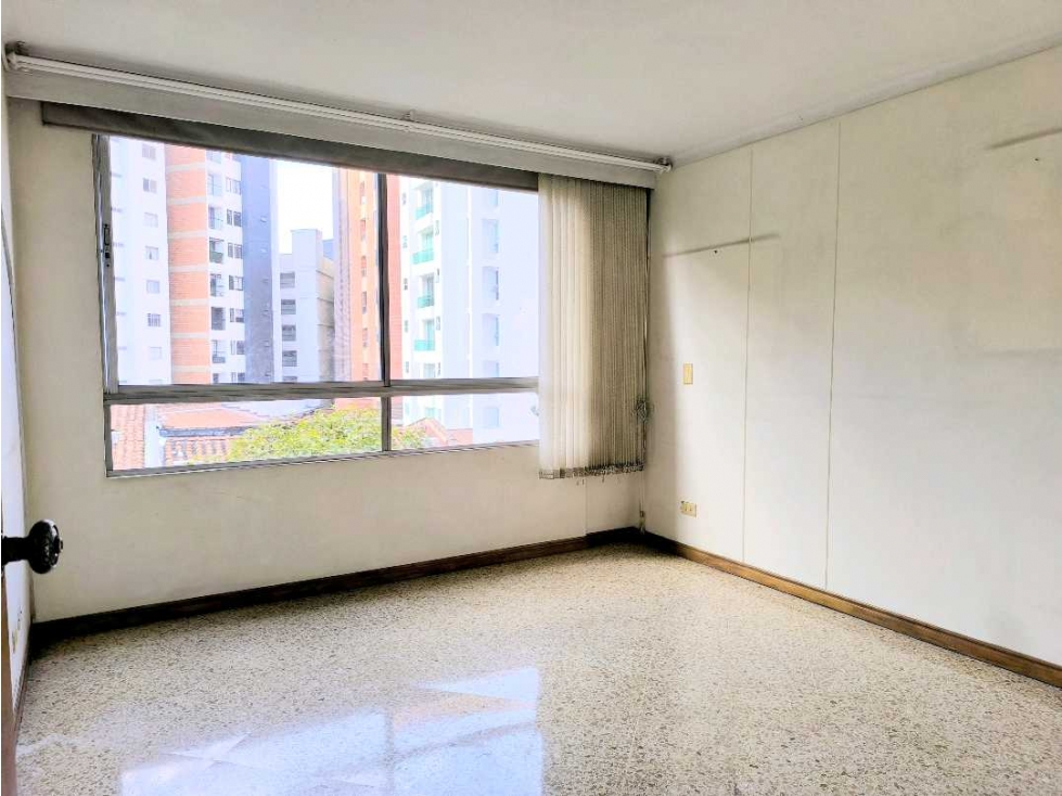 (J) Apartamento en venta en Laureles cerca a la Miguería 135 mt2 — foto 3