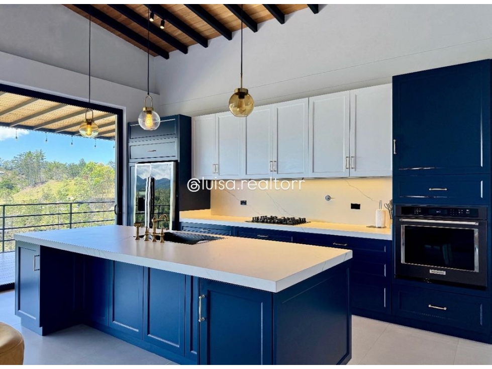 (LA) Venta | Casa con amplitud y diseño excepcional en el Retiro