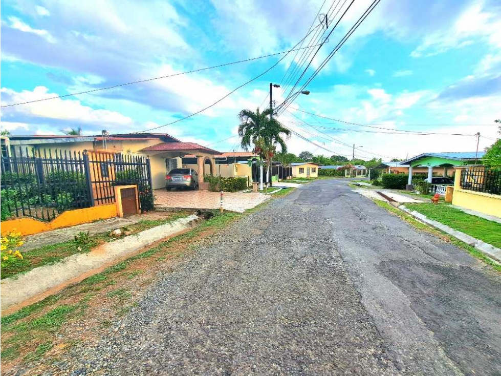 CASA EN VENTA EN LAS LOMAS CON AMPLIO TERRENO - 2