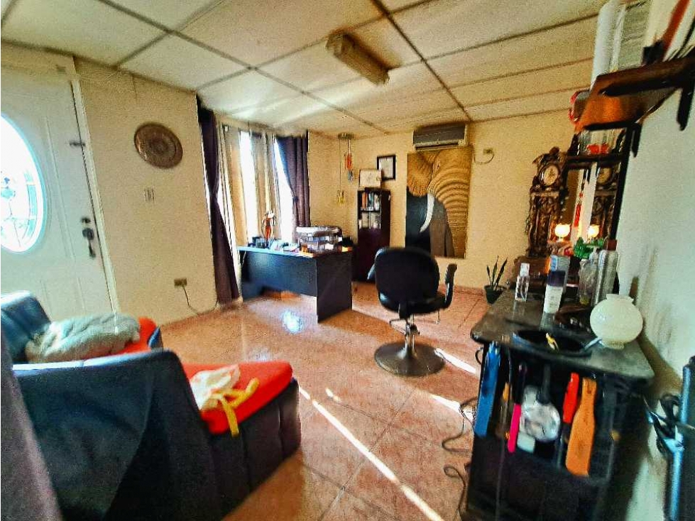 CASA EN VENTA EN LAS LOMAS CON AMPLIO TERRENO - 4