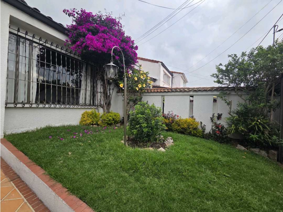 LAS VILLAS VENTA HERMOSA CASA CON JARDIN INT Y EXT 4HAB 3PARQ $1200M