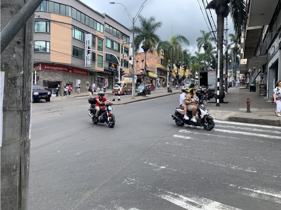 LC 8 202 AV LAS PALMAS C C AVENIDA CR 8 - 3