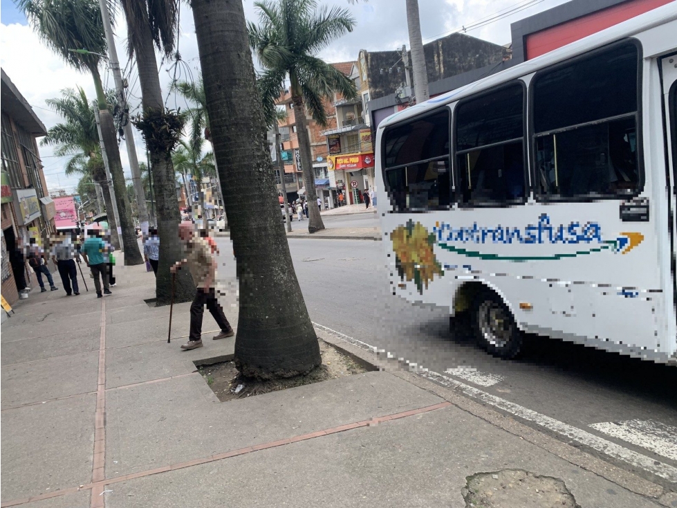 LC 8 202 AV LAS PALMAS C C AVENIDA CR 8 - 5